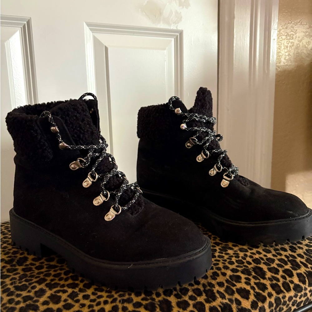 Woman’s boots Rue 21
Size 9